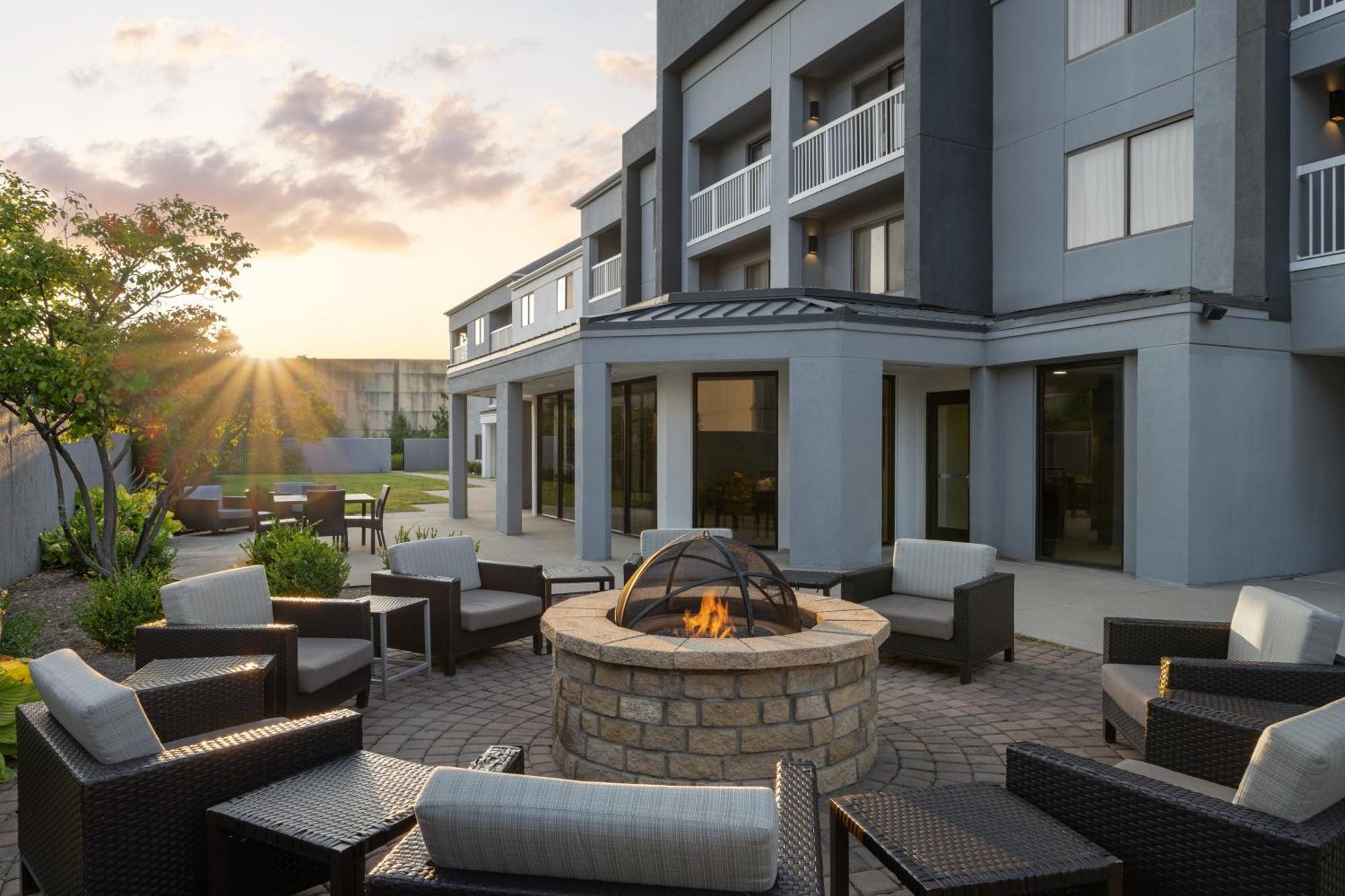Courtyard Indianapolis Northwest Hotel Bagian luar foto